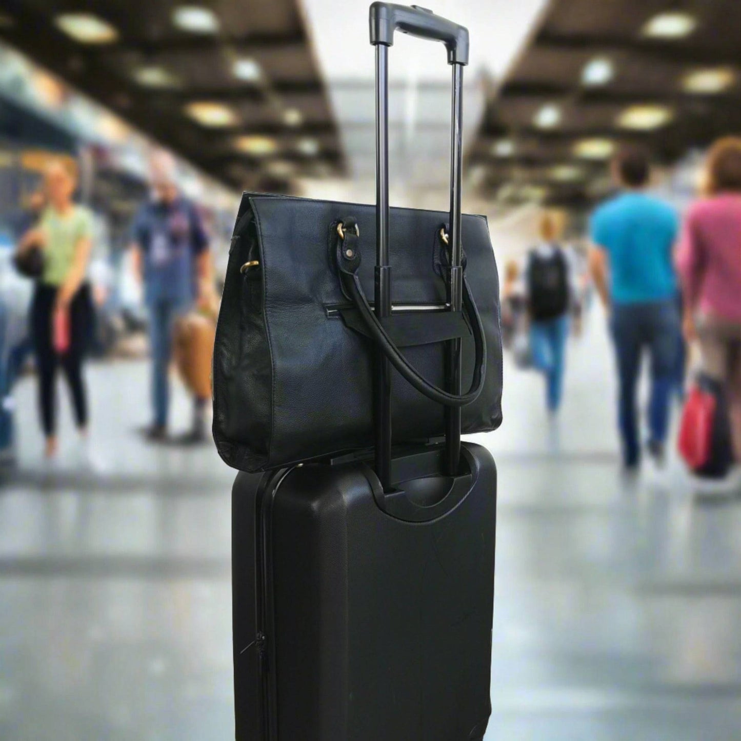 The Signature 17" Bag, Black