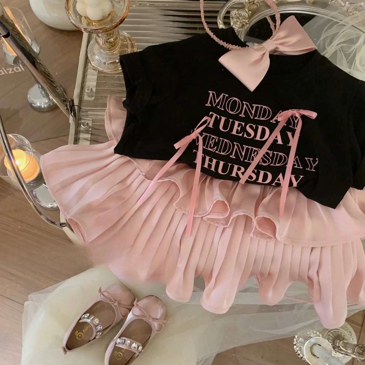 Traje de dos piezas con falda plisada y camiseta con letras estilo occidental para niña