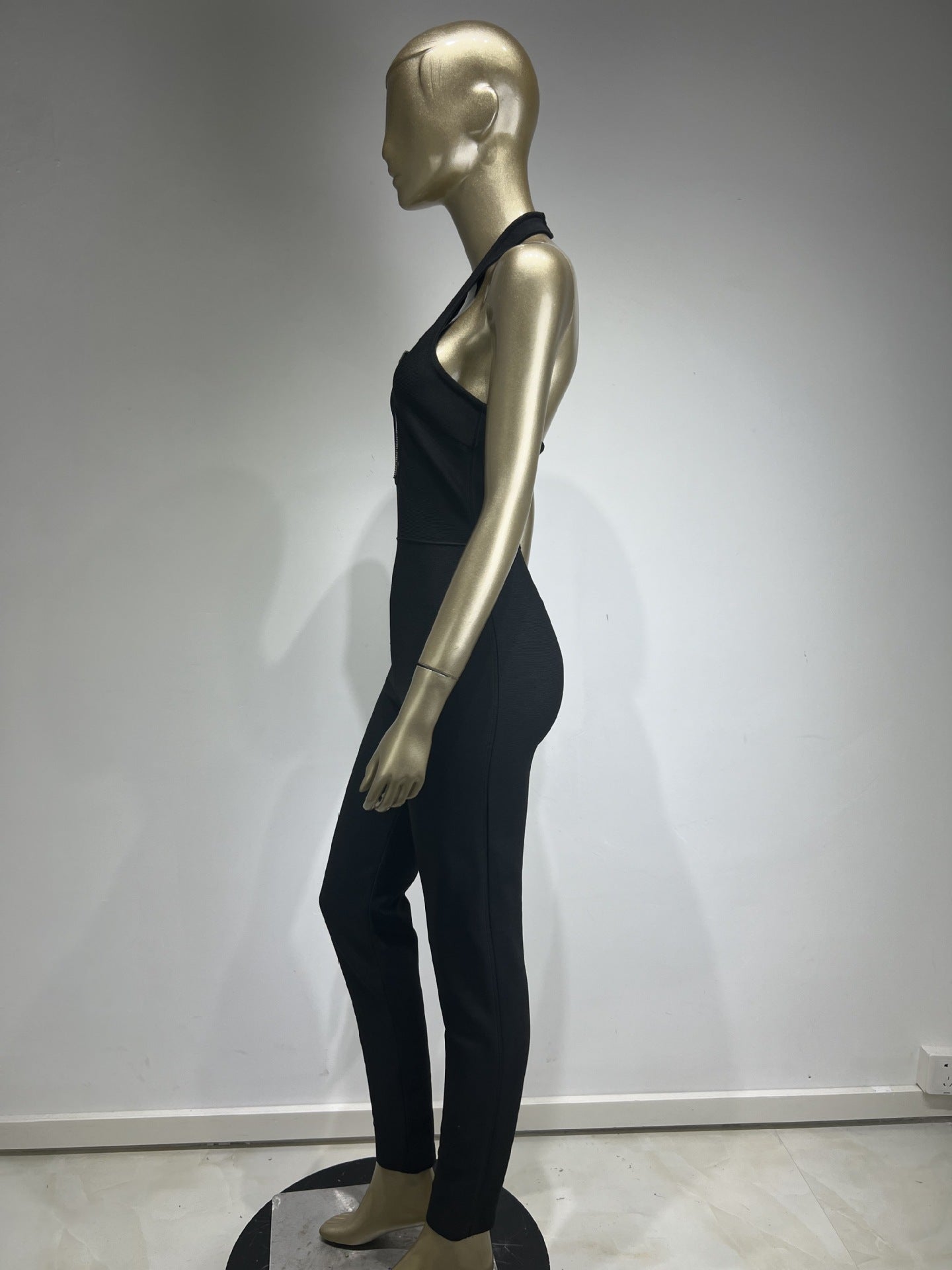 Vestido de fiesta ajustado con escote en V profundo y diamantes en forma de rosa