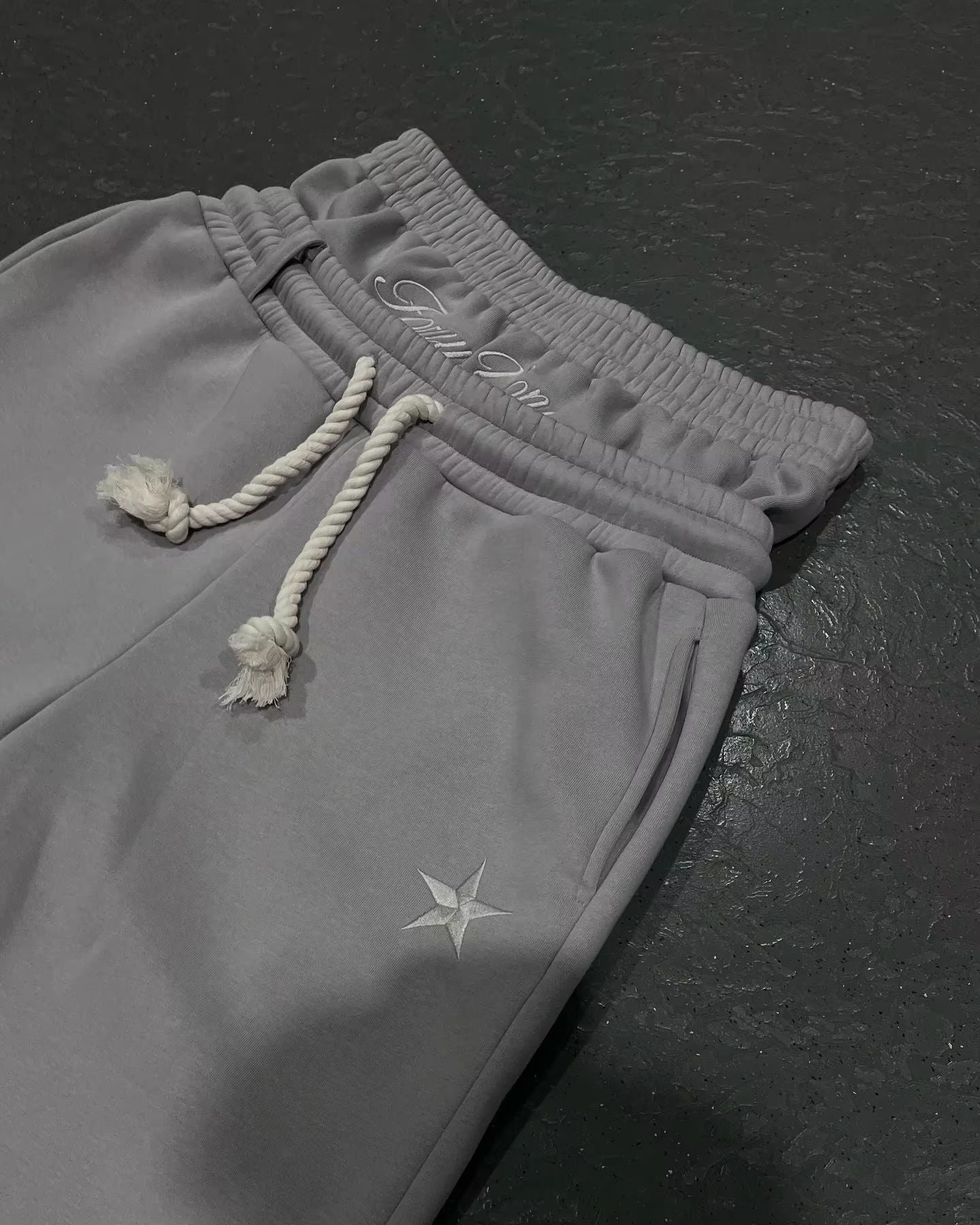 Pantalones deportivos de dos piezas, de pierna ancha, sencillos, informales y con bordado de estrella de cinco puntas, de cintura doble y modernos
