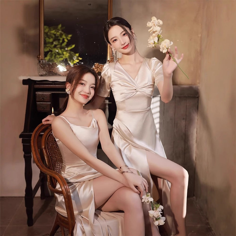 Vestido formal de satén sencillo y ligero para fiesta grupal de hermanas.