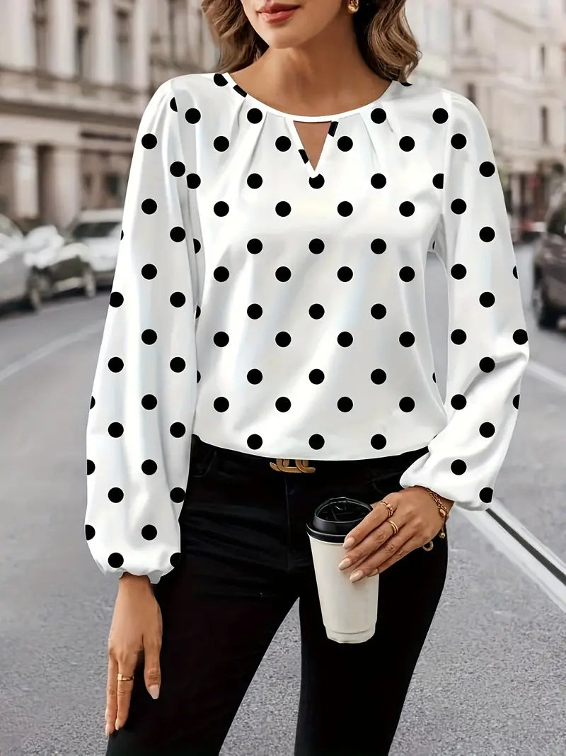 Camisa de poliéster para mujer, moderna y versátil.