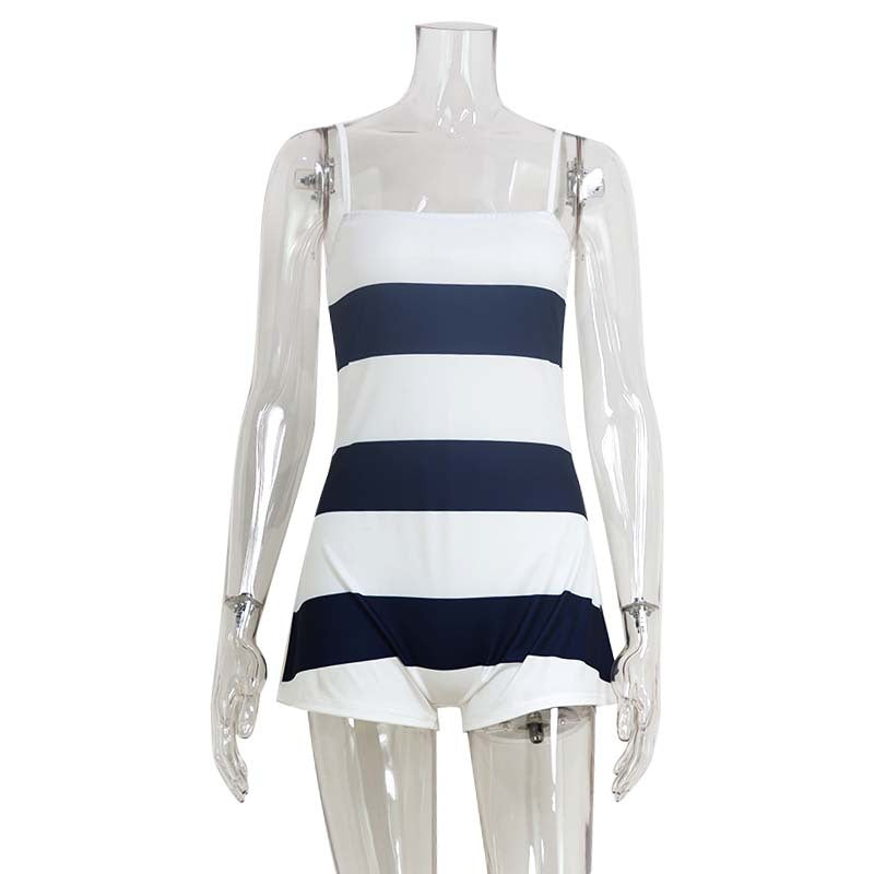 Mono de verano con tirantes y colores en contraste.