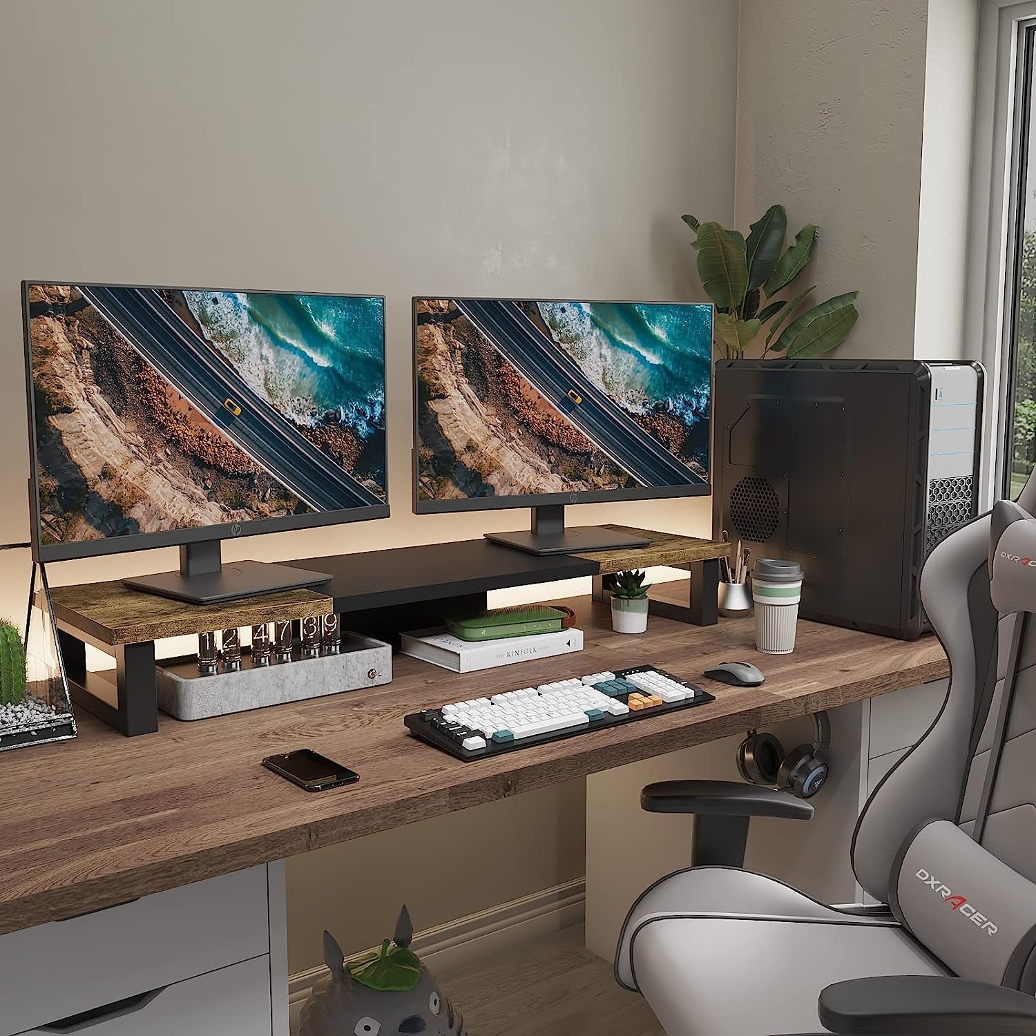 Soporte elevador para dos monitores de madera y acero.