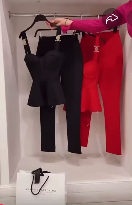 Traje de moda con top de camisola ceñido y escote bajo