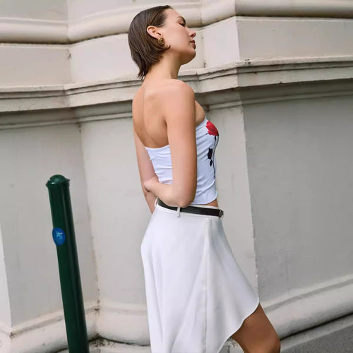 Camiseta sin mangas con estampado floral que deja al descubierto el pecho y el abdomen