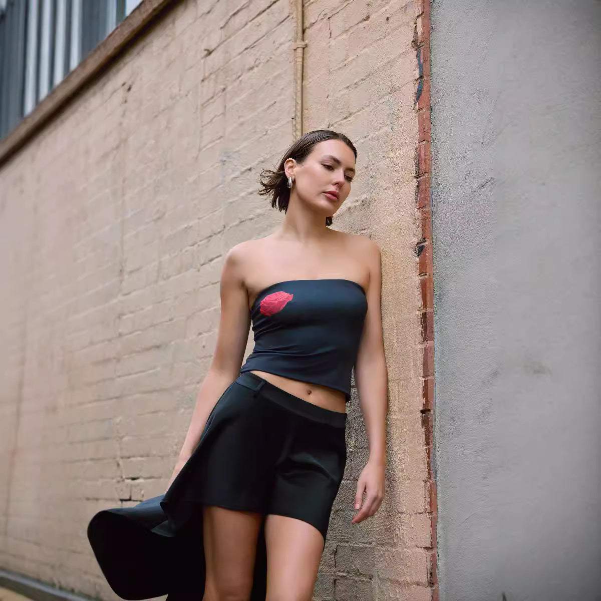 Camiseta sin mangas con estampado floral que deja al descubierto el pecho y el abdomen