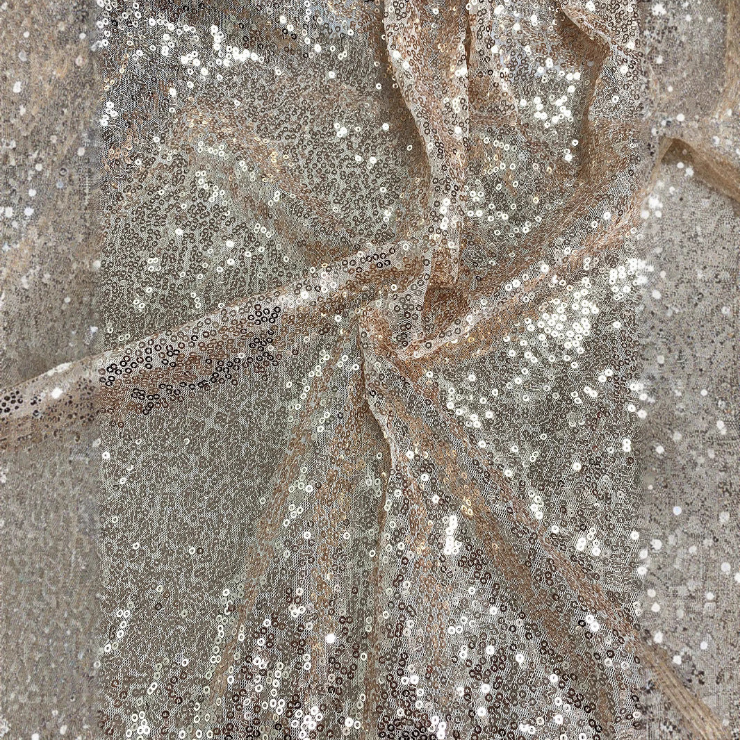 Vestido negro con abertura y capa de un solo hombro