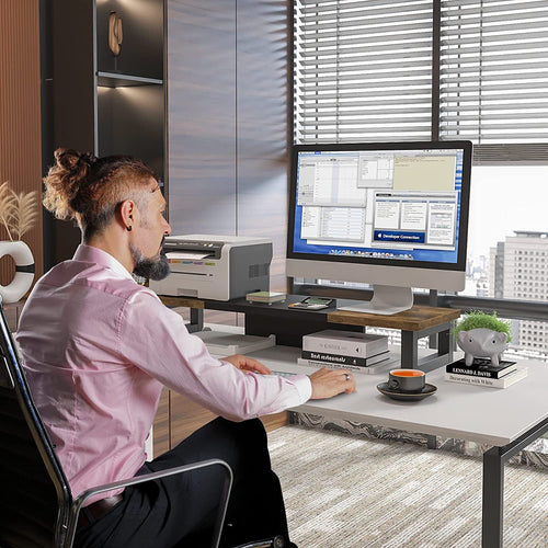 Soporte elevador para dos monitores de madera y acero.