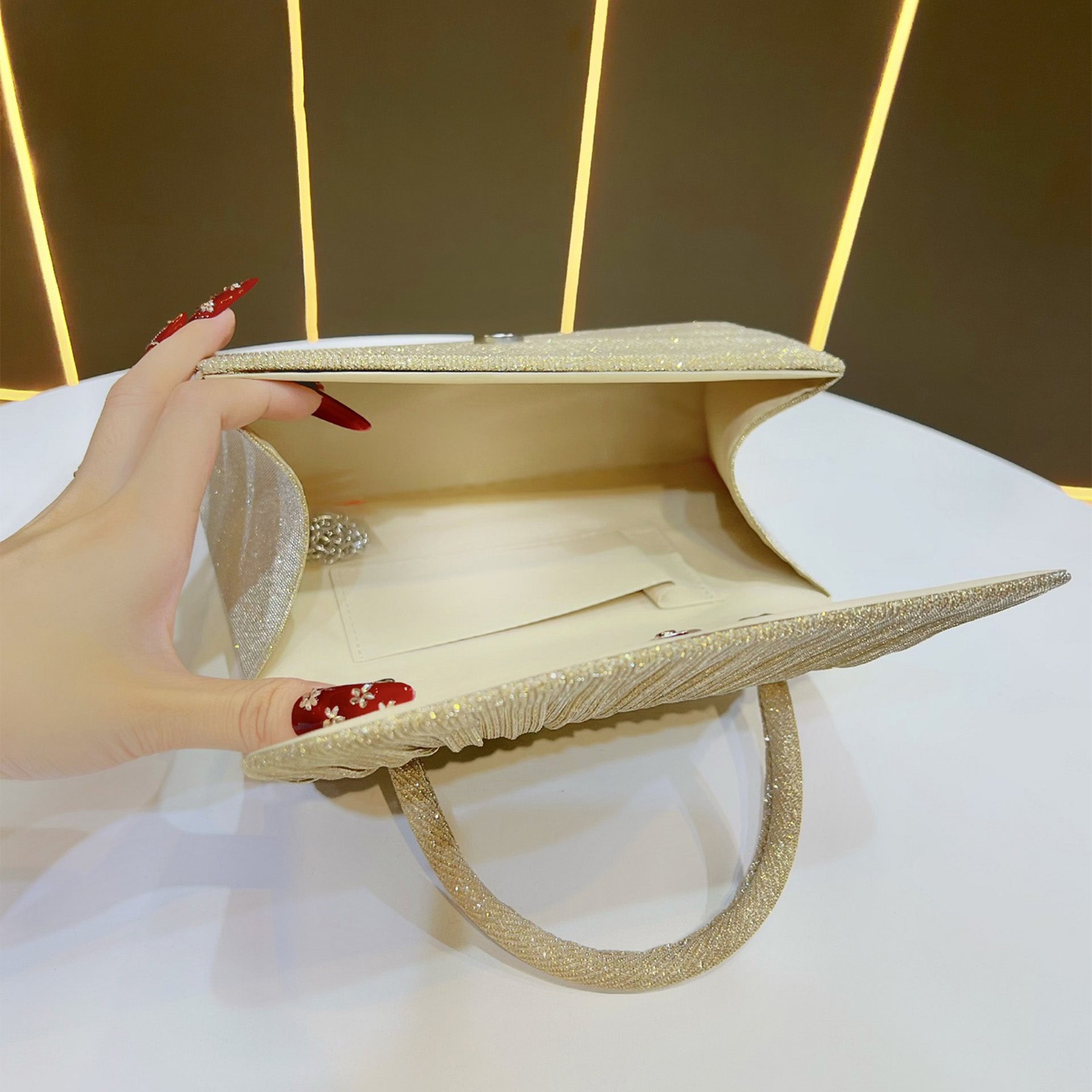 Bolso de mano dorado con efecto arrugado para festivales: un accesorio elegante para fiestas, un bolso de hombro ideal para banquetes y veladas.