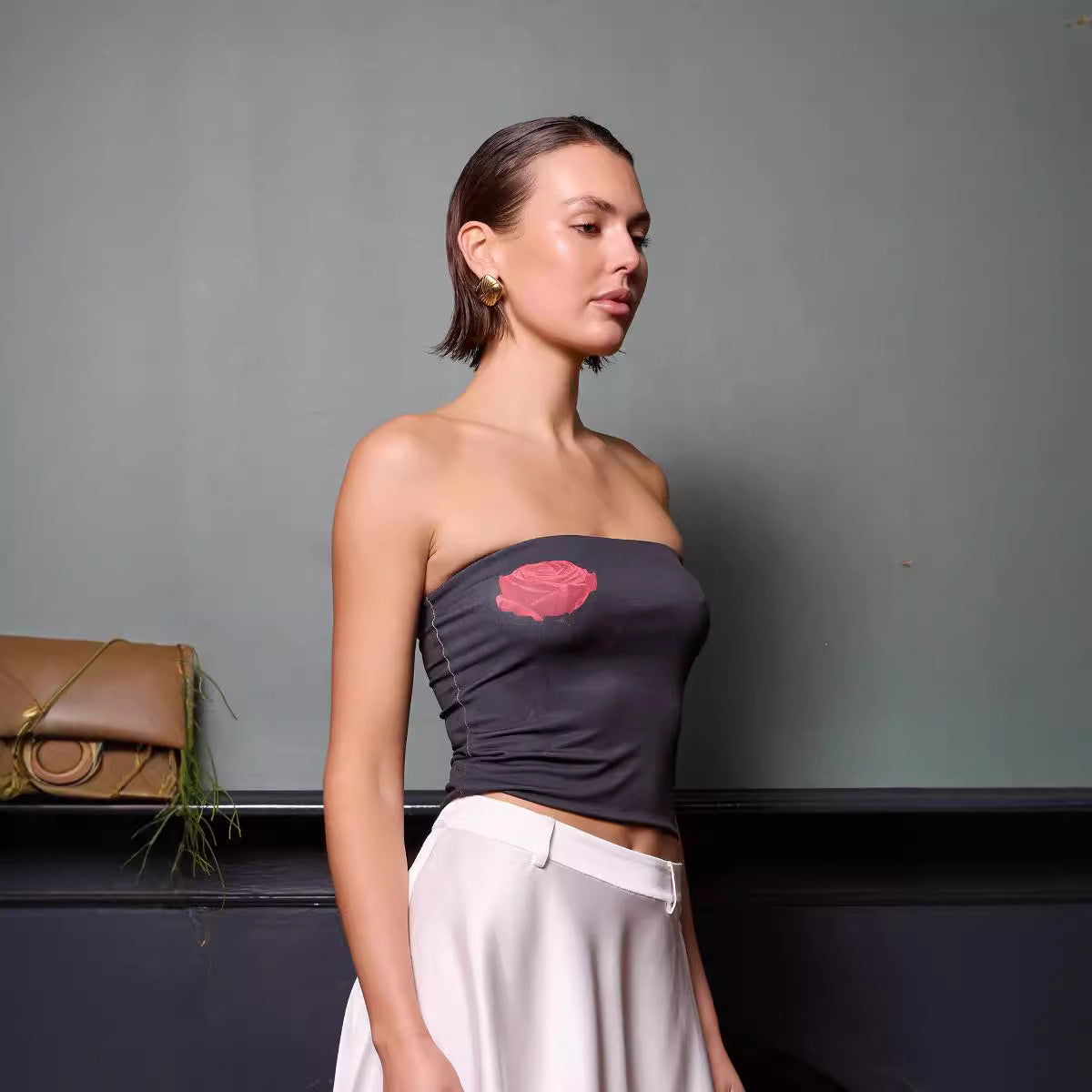 Camiseta sin mangas con estampado floral que deja al descubierto el pecho y el abdomen