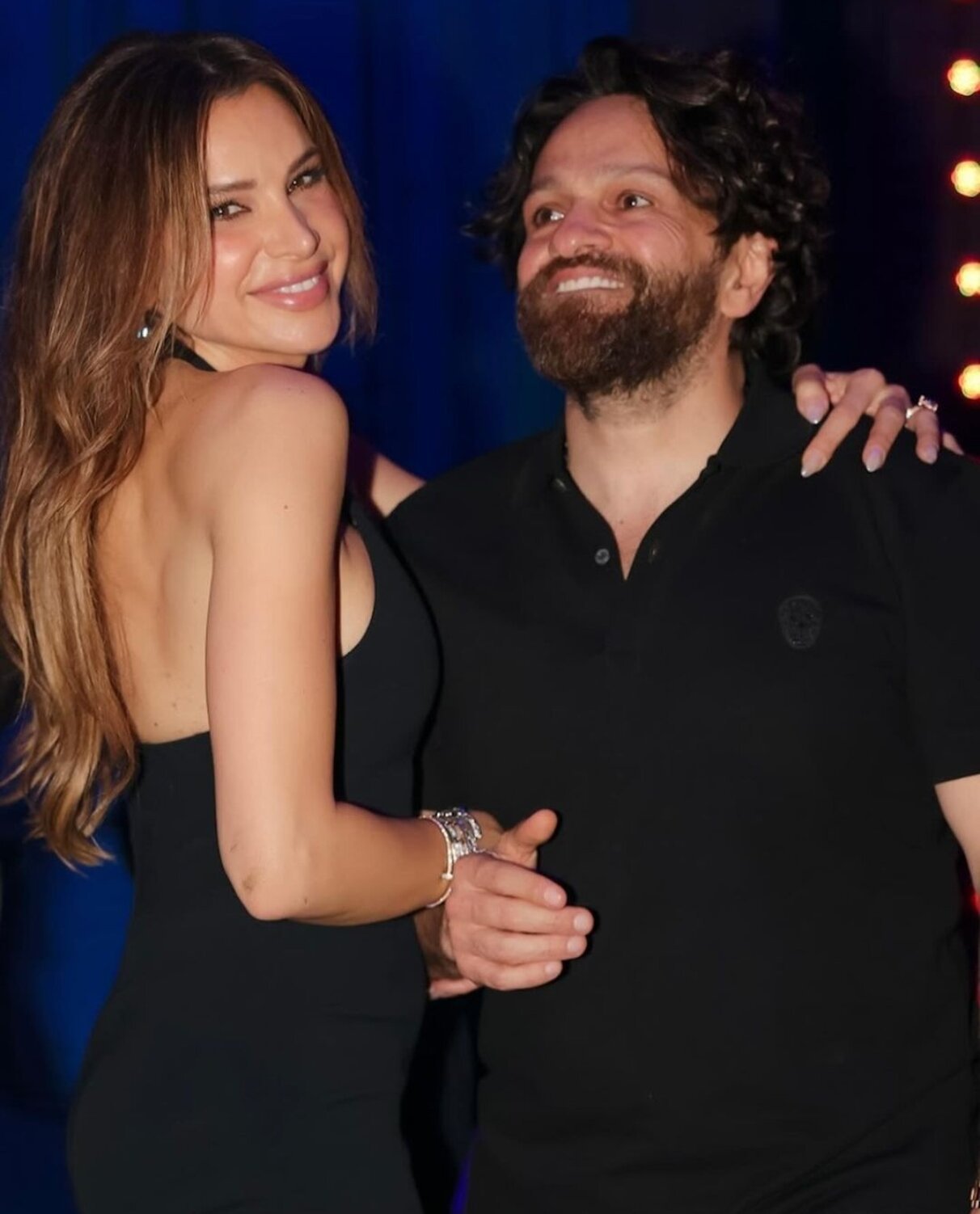 Vestido de fiesta ajustado con escote en V profundo y diamantes en forma de rosa