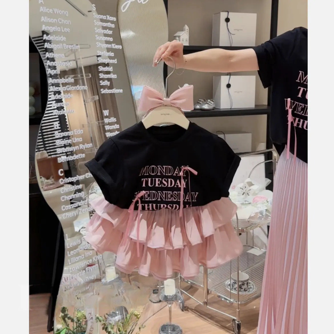 Traje de dos piezas con falda plisada y camiseta con letras estilo occidental para niña