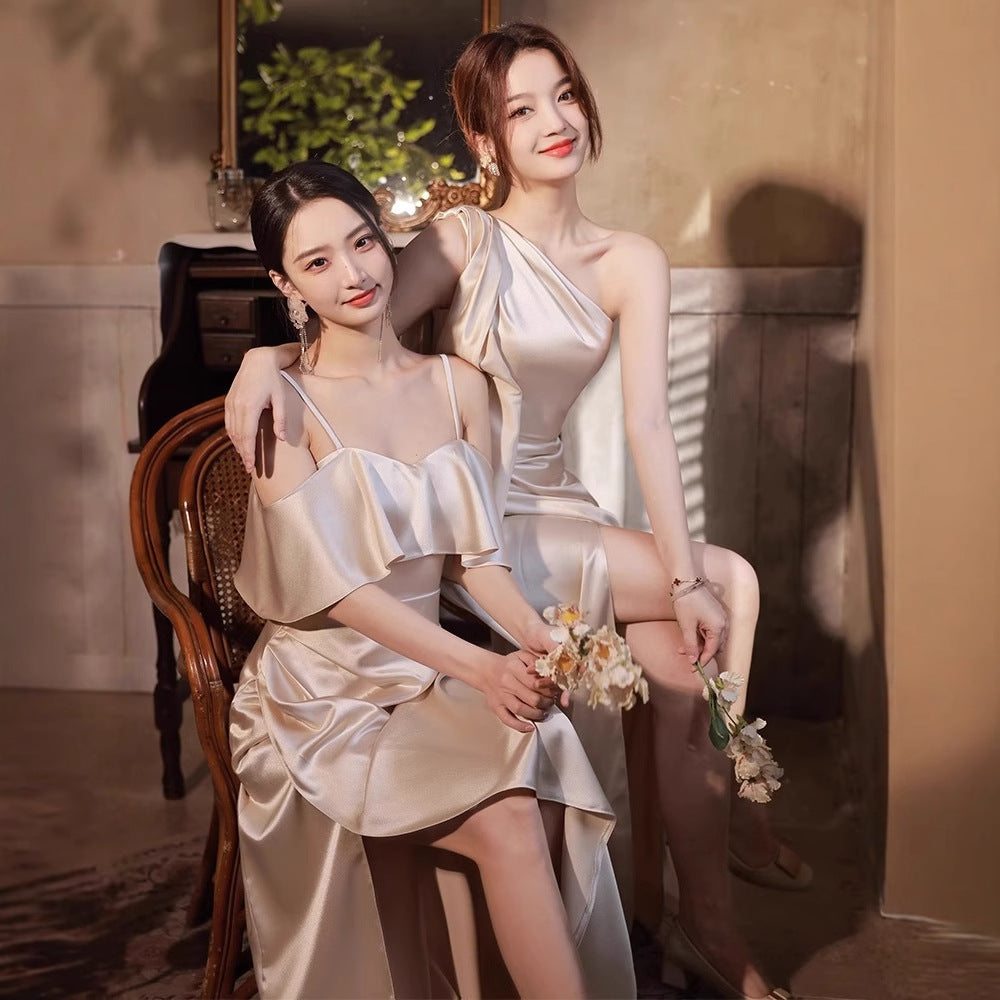 Vestido formal de satén sencillo y ligero para fiesta grupal de hermanas.