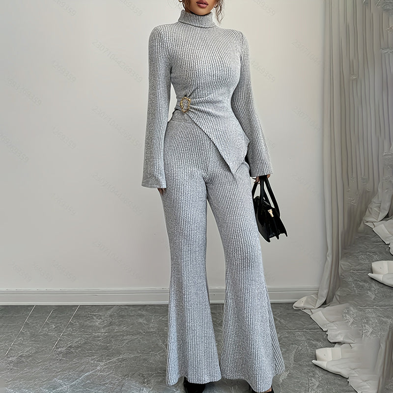 Conjunto de dos piezas para mujer: jersey de cuello alto, top asimétrico con mangas acampanadas y pantalones anchos.