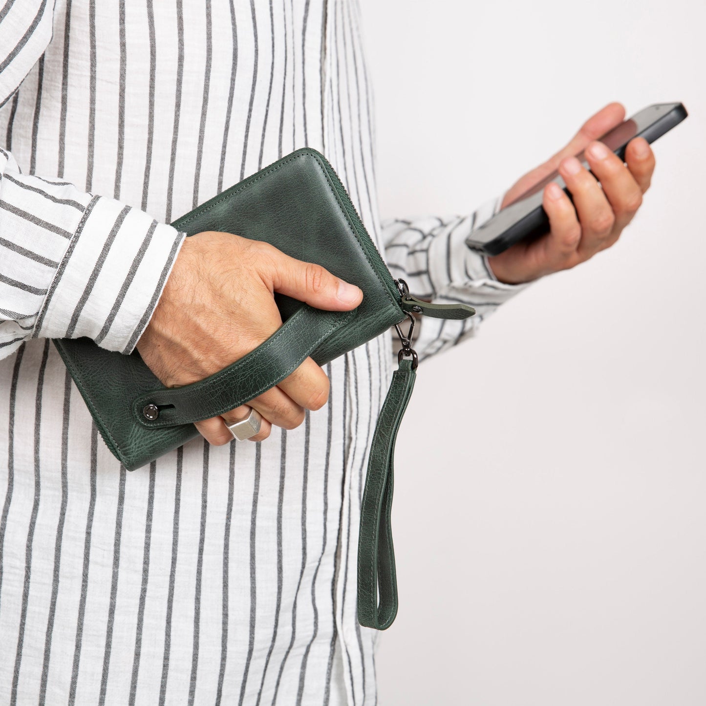 Anchorage Leather Wallet – Phone Holder & 12 Card Slots