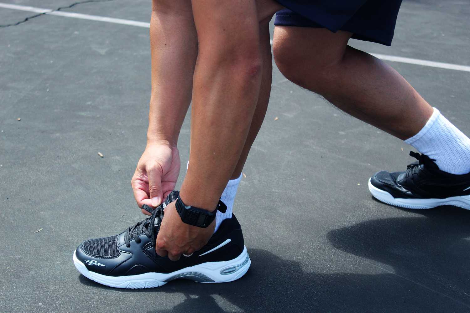 Zapatos para caminar todo en uno para hombre, con soporte firme y arco alto, color negro: comodidad y rendimiento.