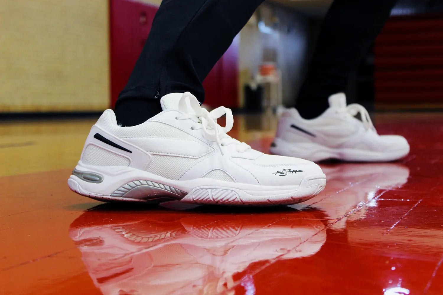 Zapatos para caminar blancos todo en uno con soporte firme y arco alto para hombre: comodidad y rendimiento.