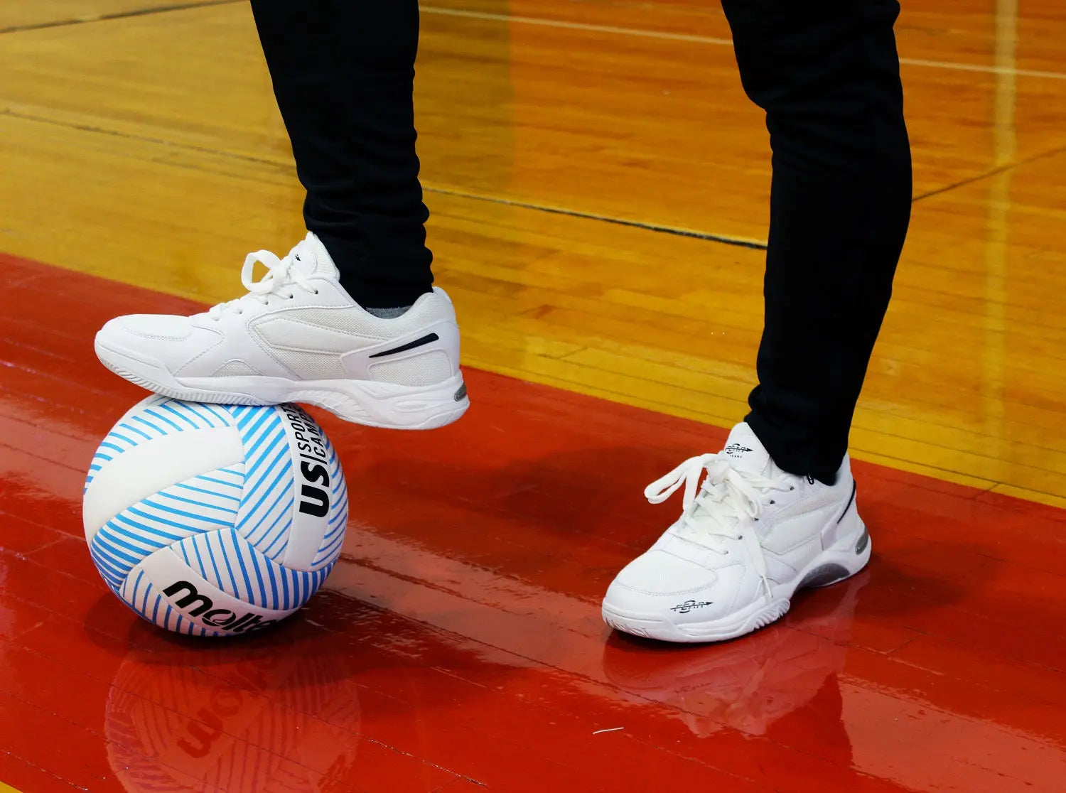 Zapatos para caminar blancos todo en uno con soporte firme y arco alto para hombre: comodidad y rendimiento.