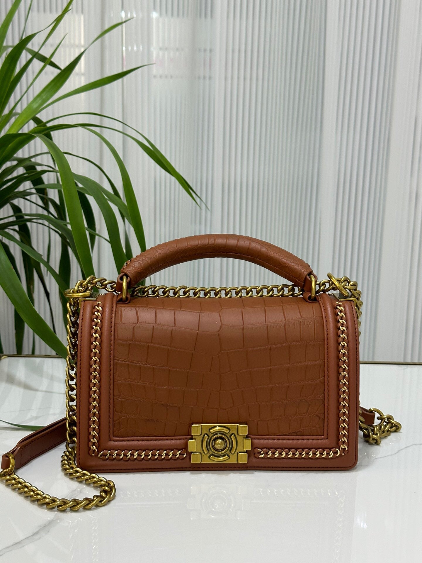 Bolso bandolera de piel de cocodrilo auténtica con asa superior, cadena y solapa, color marrón