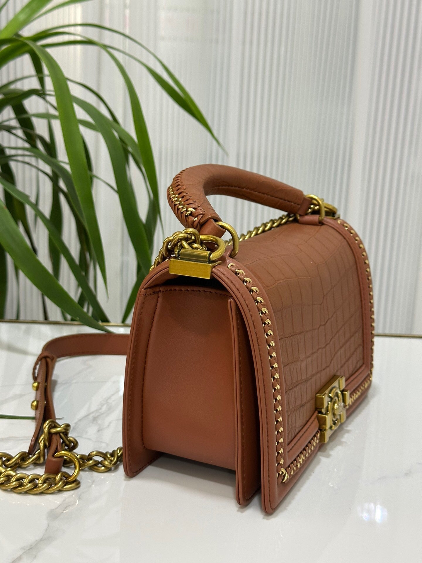 Bolso bandolera de piel de cocodrilo auténtica con asa superior, cadena y solapa, color marrón