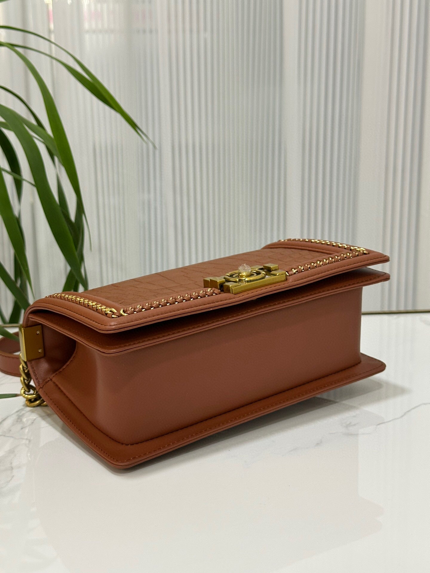 Bolso bandolera de piel de cocodrilo auténtica con asa superior, cadena y solapa, color marrón