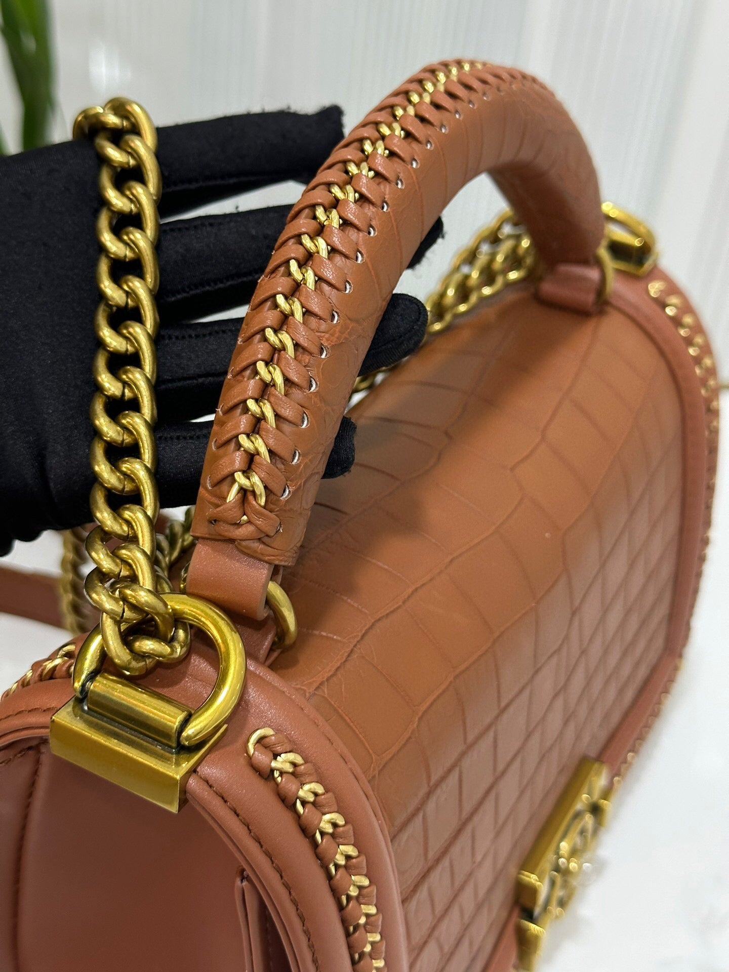 Bolso bandolera de piel de cocodrilo auténtica con asa superior, cadena y solapa, color marrón