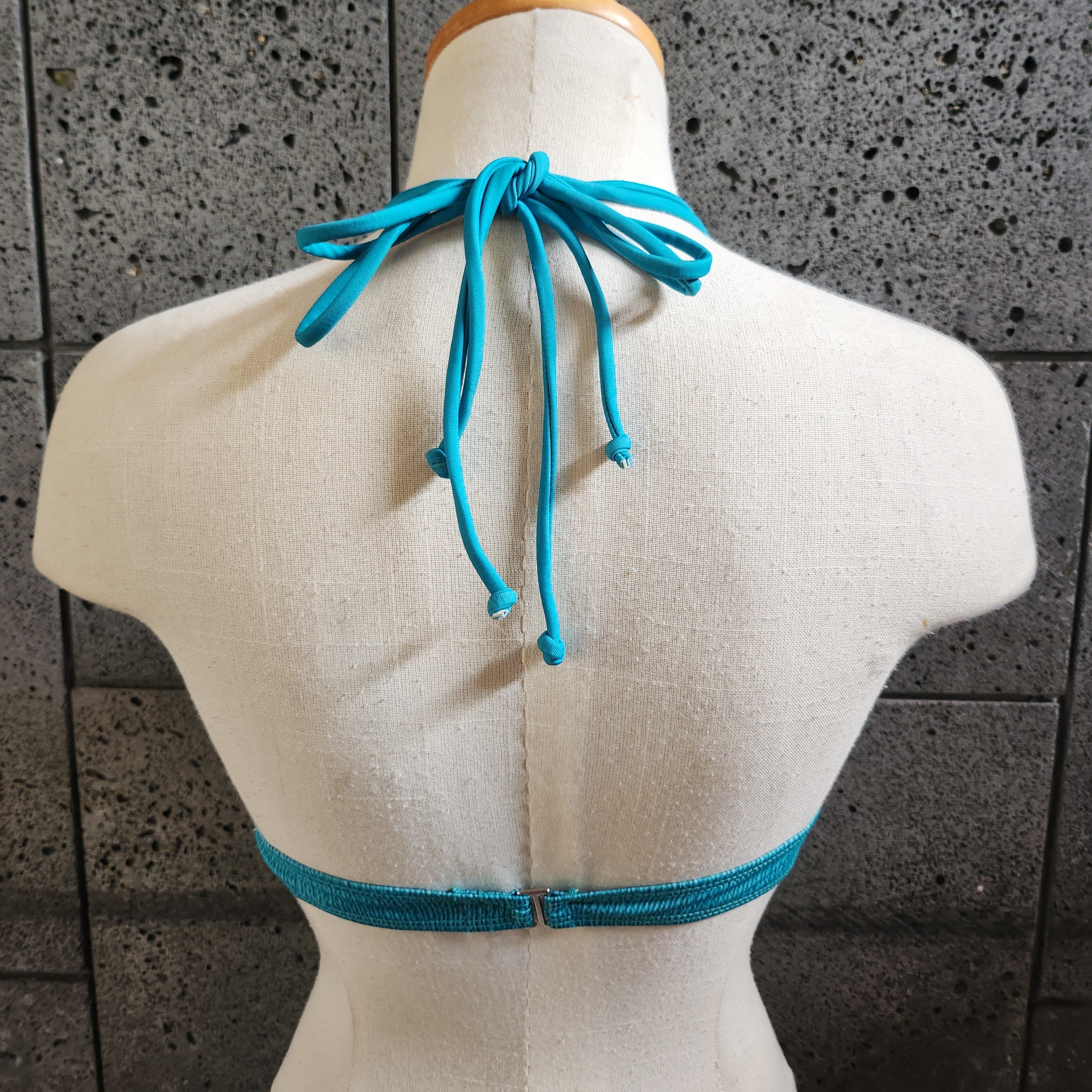 Pecho con banda frontal y ojo de cerradura geométrico hawaiano