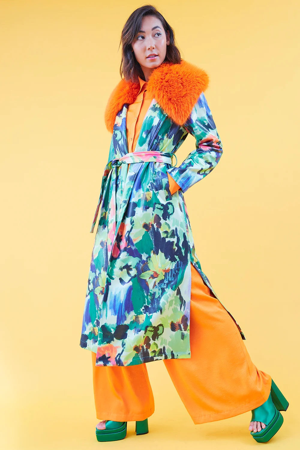 Gabardina de piel ecológica con mezcla de tencel floral