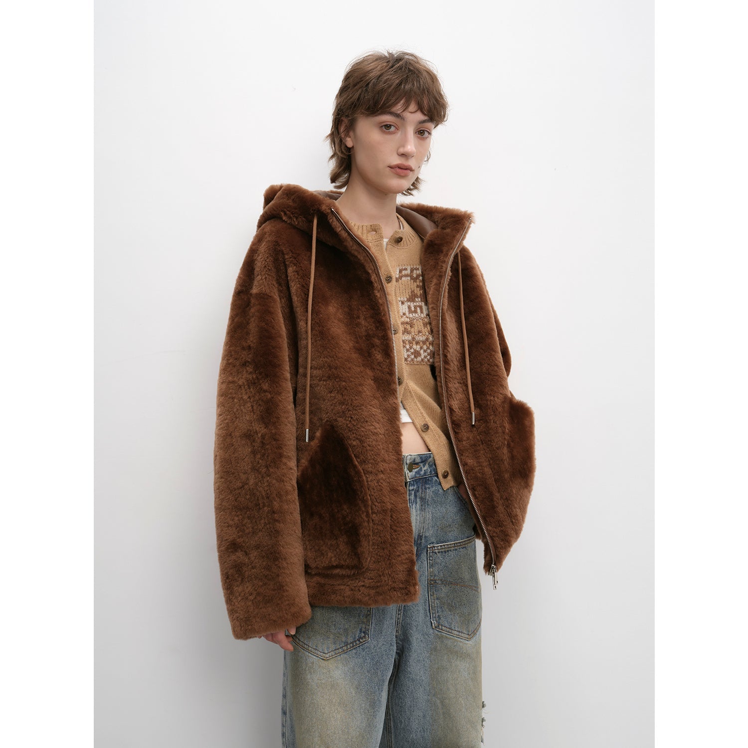 Abrigo informal de piel de oveja merino con capucha y hombros caídos "Otaru Snow" para mujer