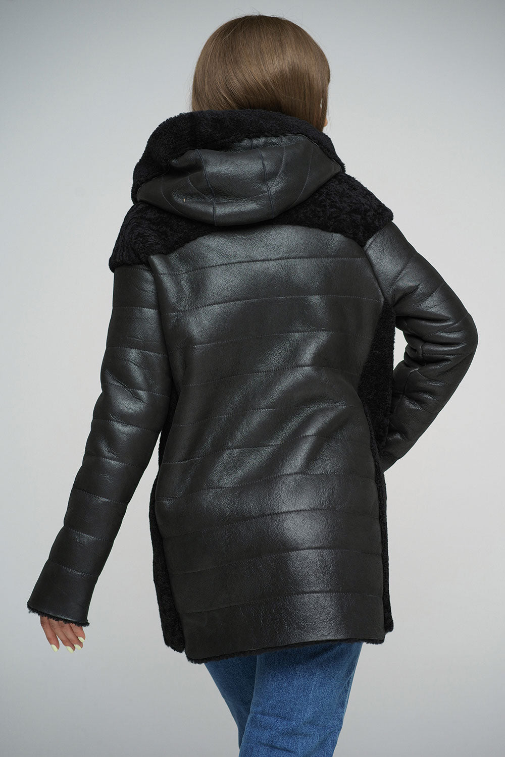 Chaqueta con capucha de piel de oveja natural negra