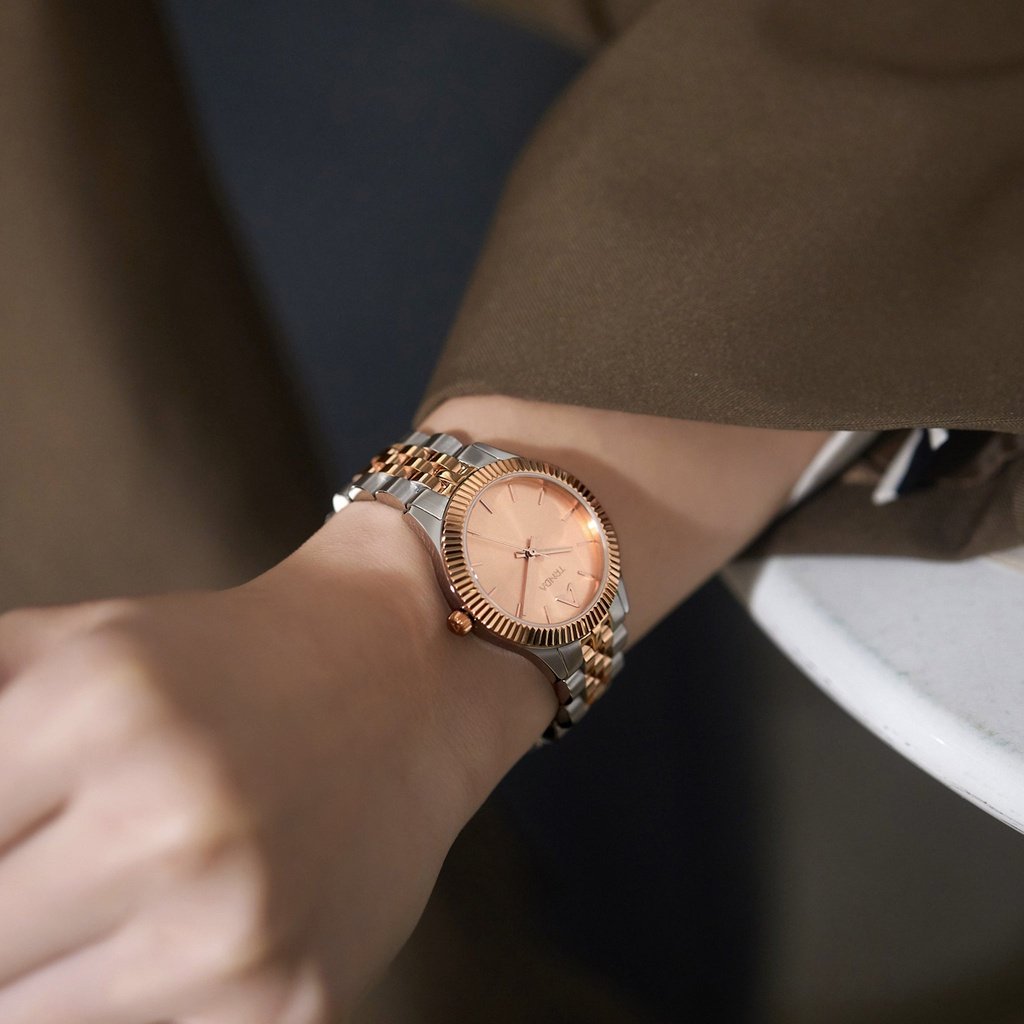 Reloj Trnda de acero inoxidable para mujer, esfera plateada y oro rosa | Trnda 32 mm
