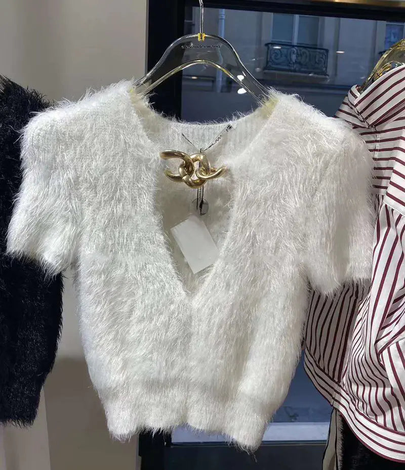 Suéter corto de punto negro con detalle de cadena para mujer