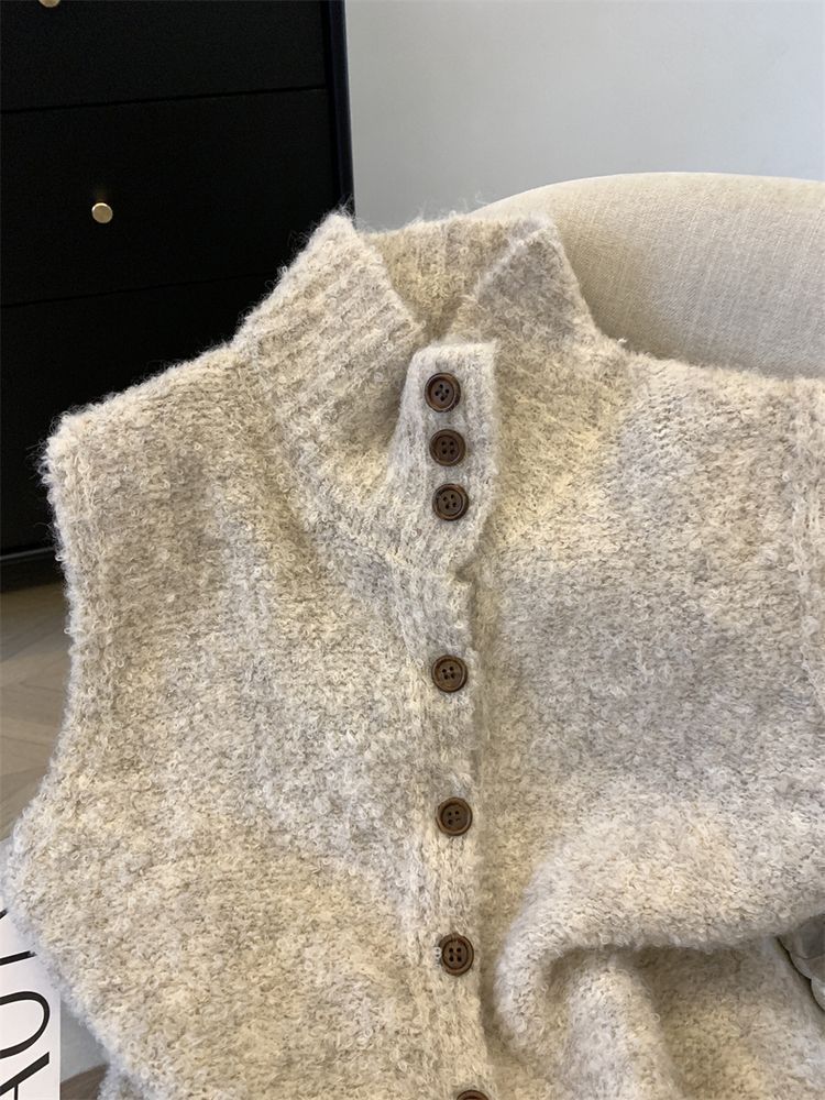 صدرية محبوكة بلون موحد، أنيقة على الطراز الكوري، بياقة عالية وصدر واحد.