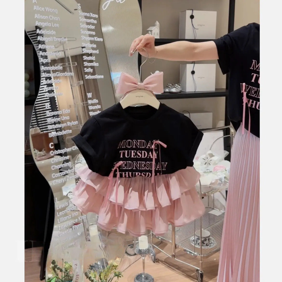 Traje de dos piezas con falda plisada y camiseta con letras estilo occidental para niña