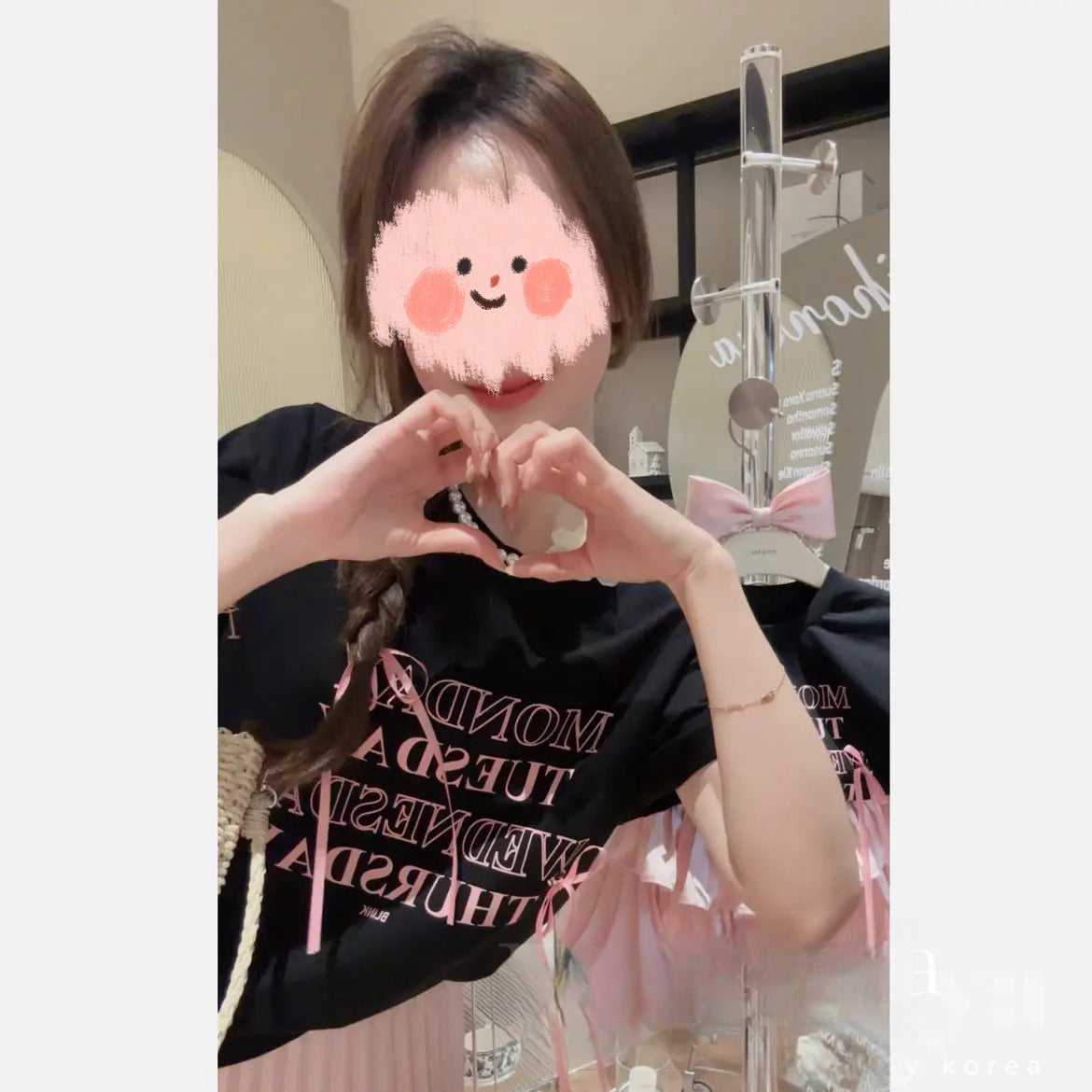 Traje de dos piezas con falda plisada y camiseta con letras estilo occidental para niña