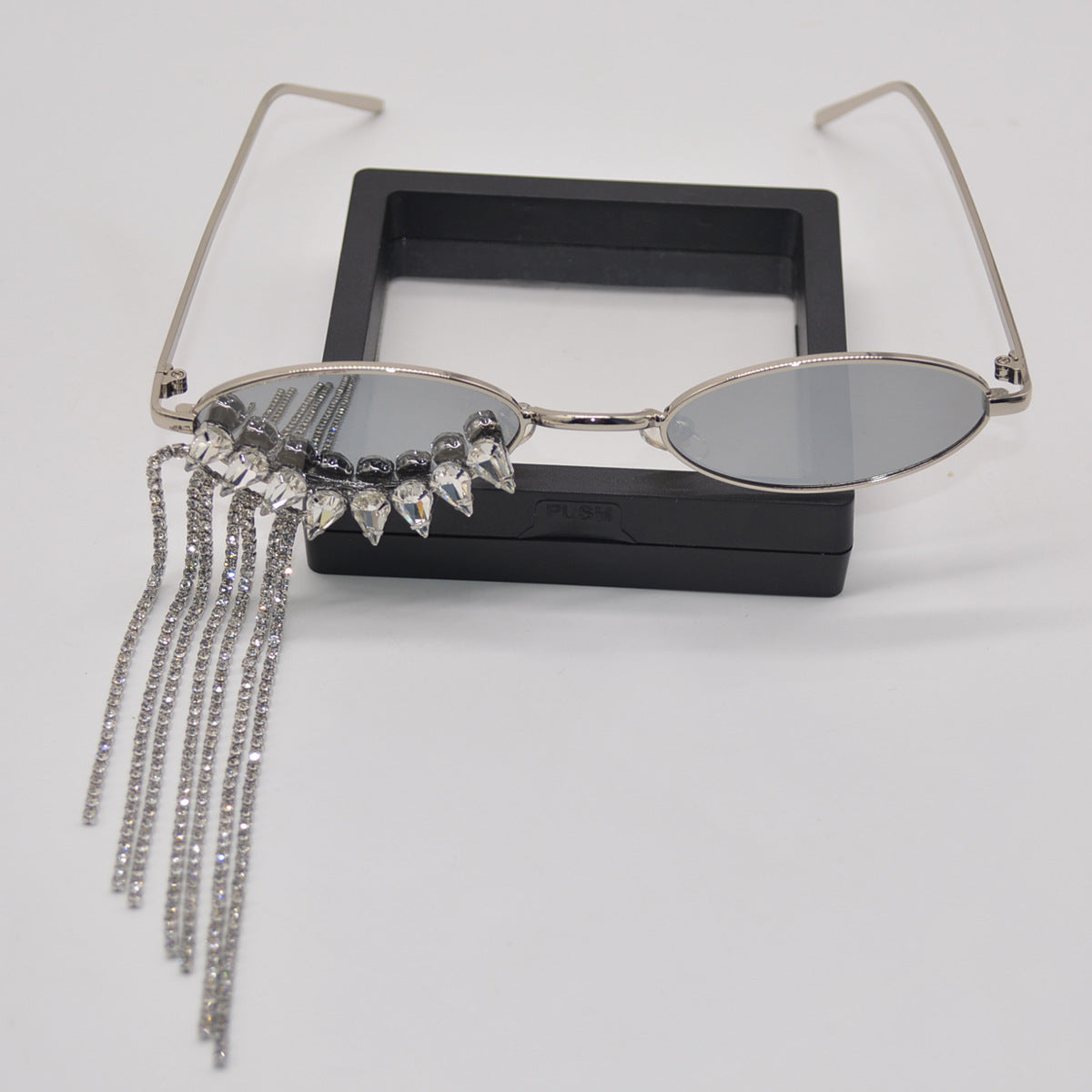 Gafas de sol de lujo estilo coreano con borlas de diamantes de imitación y un look inspirado en un diseñador de nicho.
