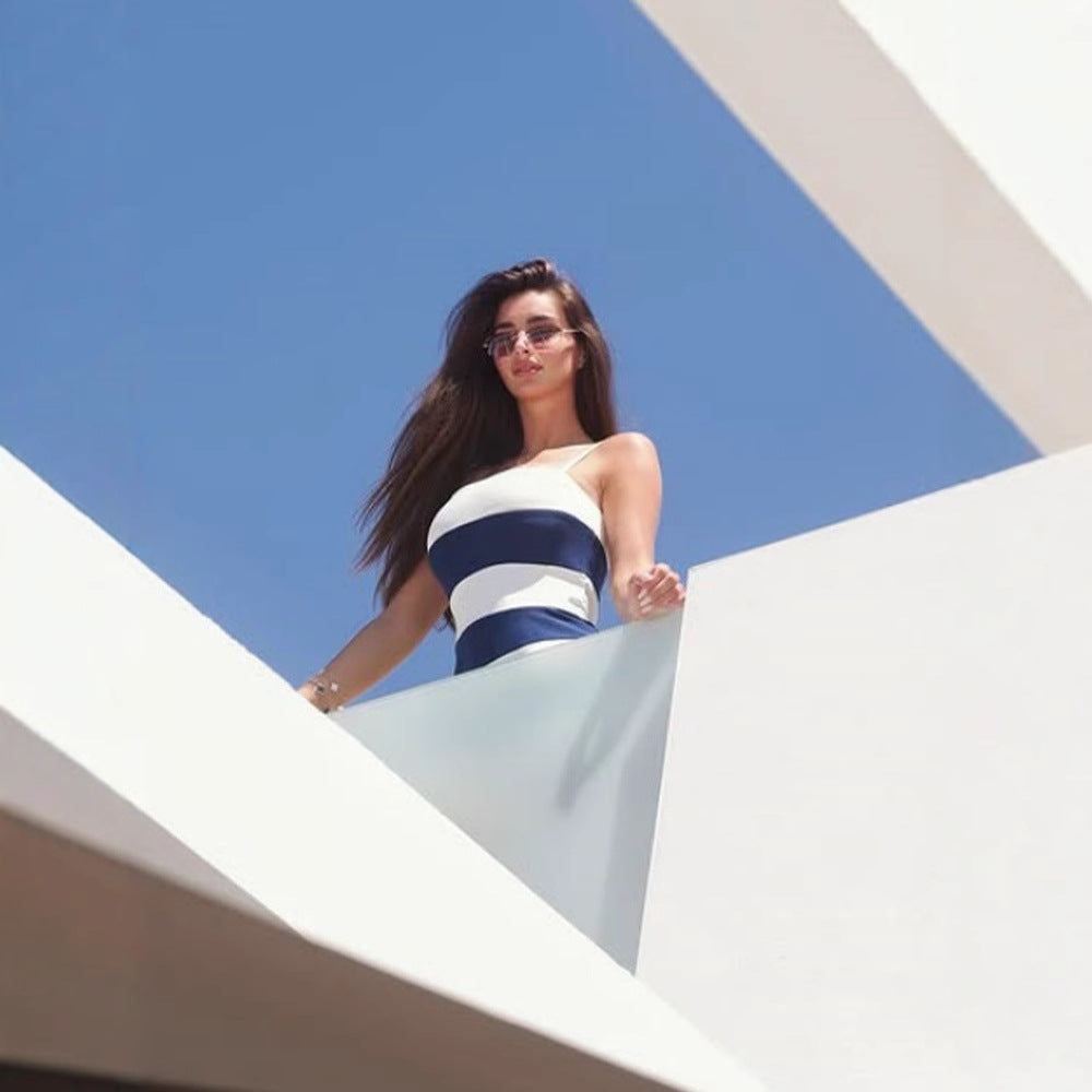 Mono de verano con tirantes y colores en contraste.