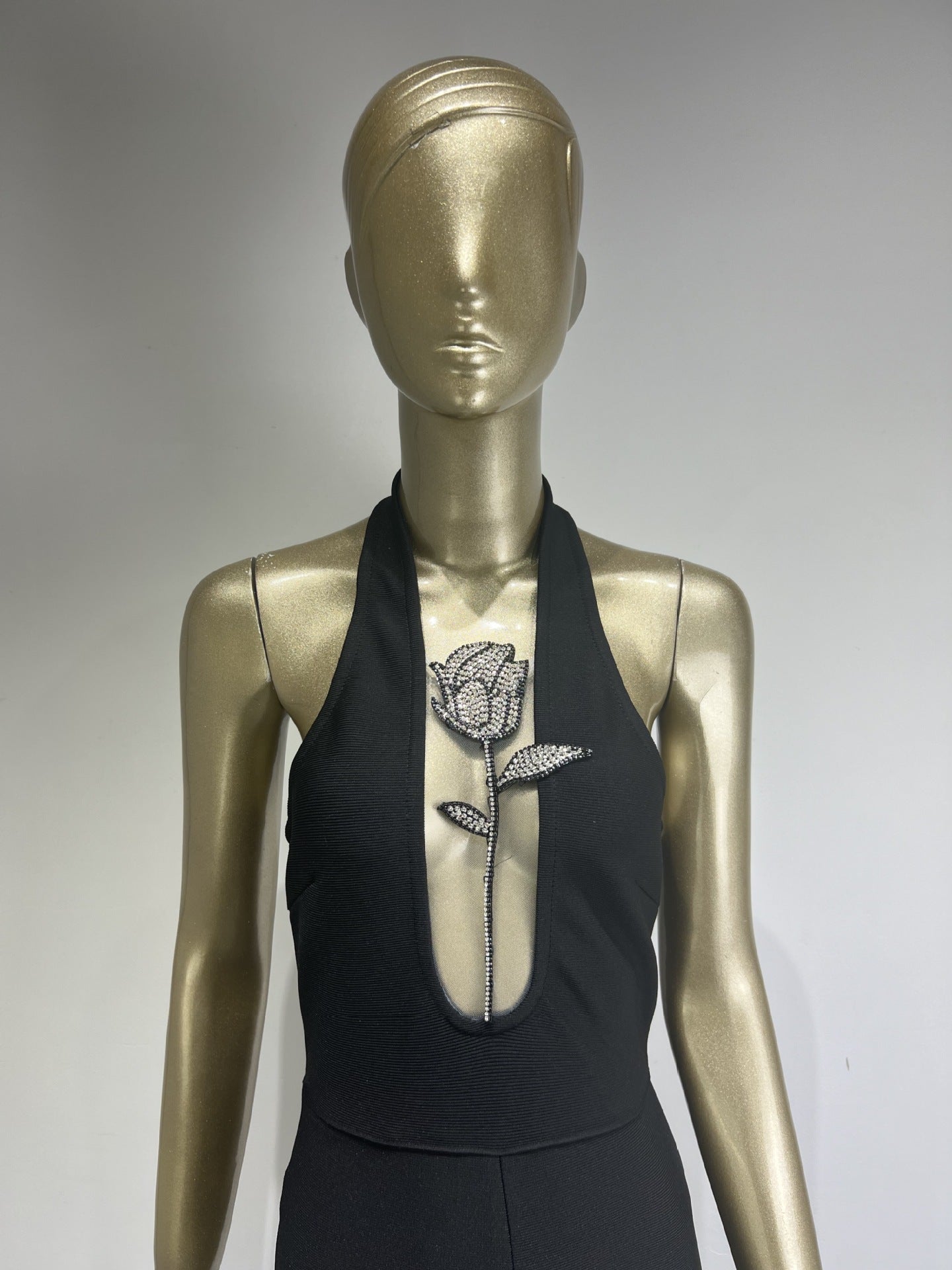 Vestido de fiesta ajustado con escote en V profundo y diamantes en forma de rosa