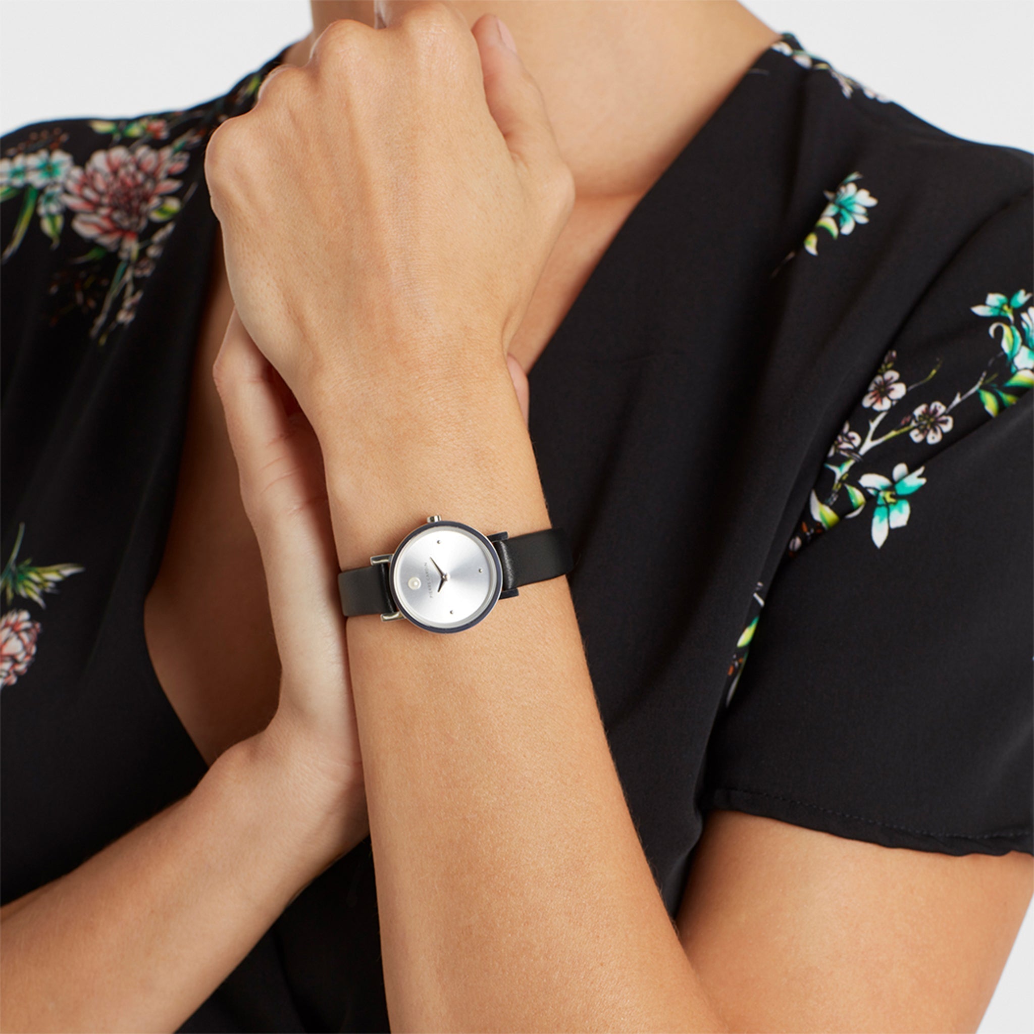 Reloj Pierre Cardin para mujer de piel negra con esfera plateada | Ccm.0504