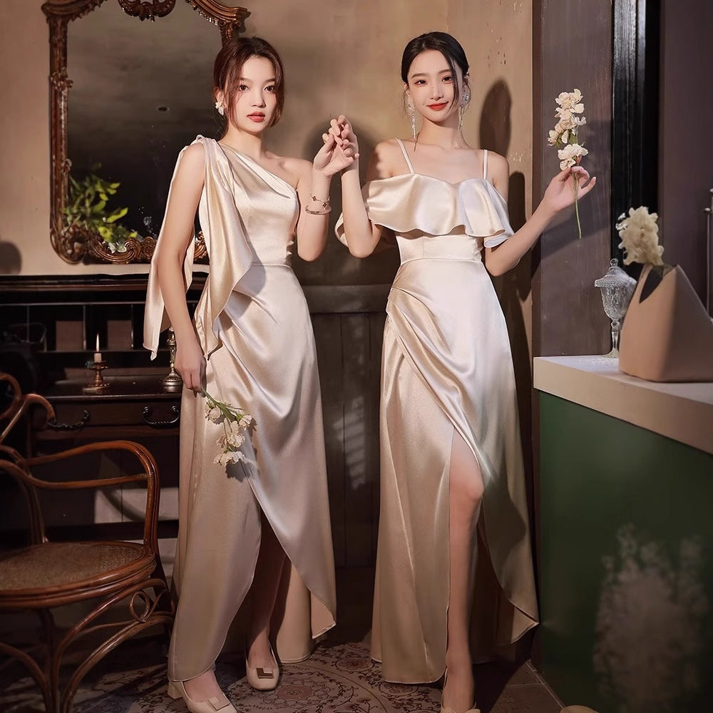 Vestido formal de satén sencillo y ligero para fiesta grupal de hermanas.