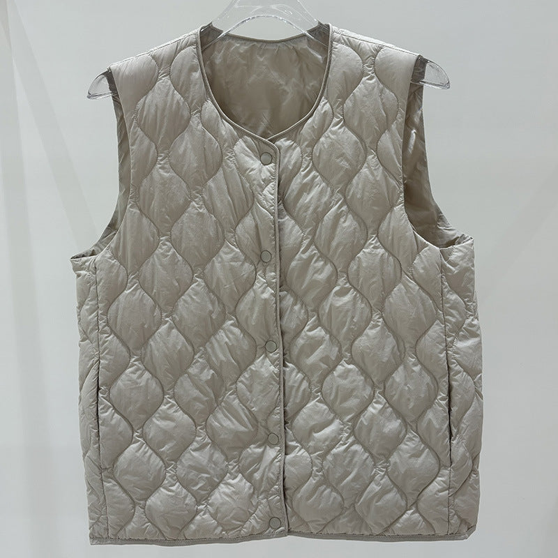 Chaqueta corta ligera de plumón con cuello redondo y varias capas