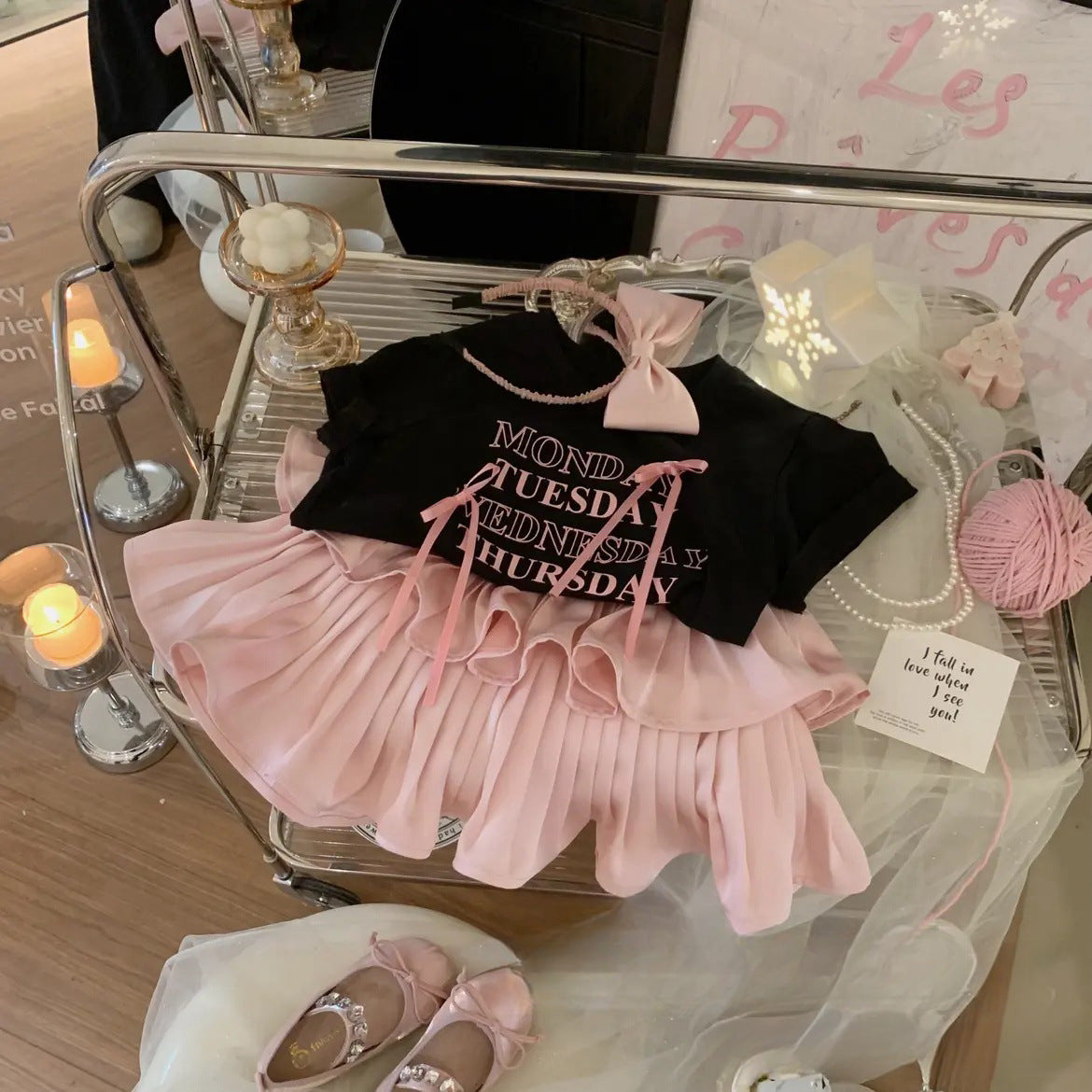 Traje de dos piezas con falda plisada y camiseta con letras estilo occidental para niña