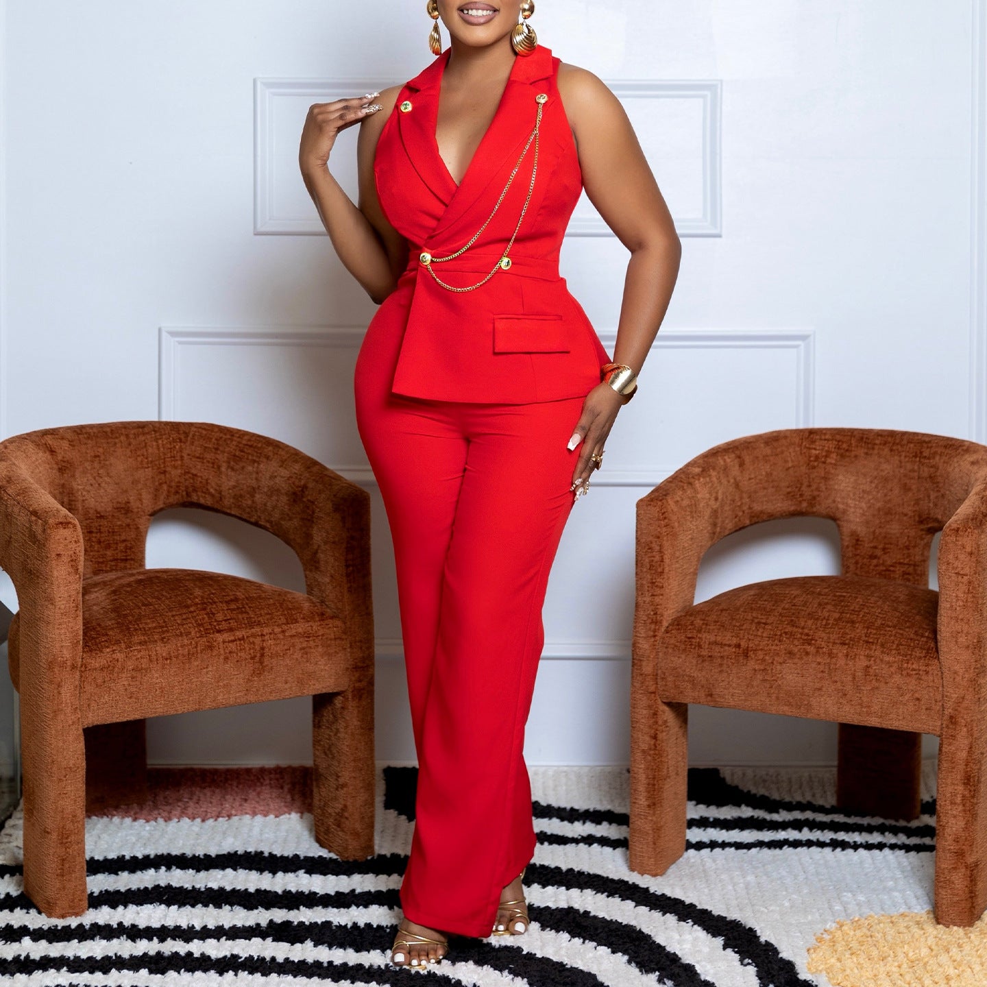 Elegante mono africano de pierna ancha decorado con cadena y cuello estilo traje.