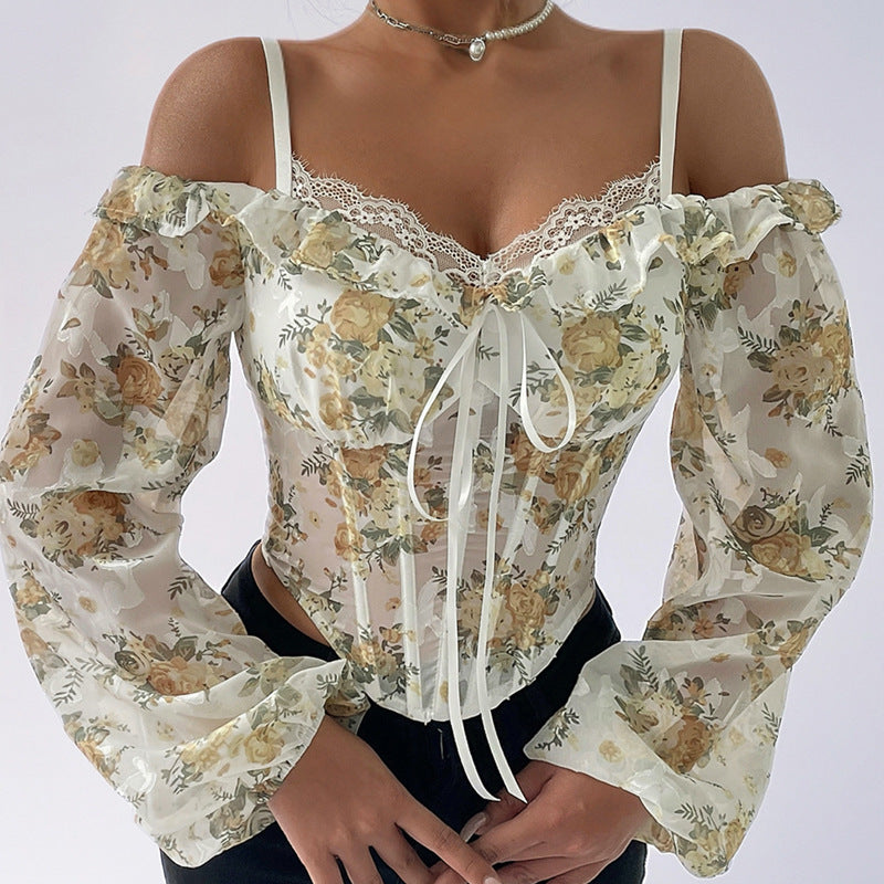 Un top ajustado con estampado floral y diseño de espiga