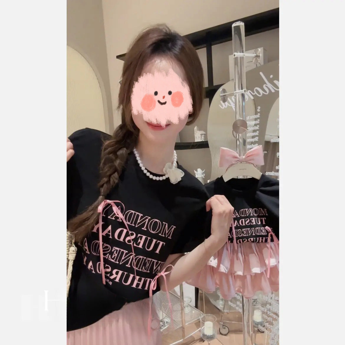 Traje de dos piezas con falda plisada y camiseta con letras estilo occidental para niña