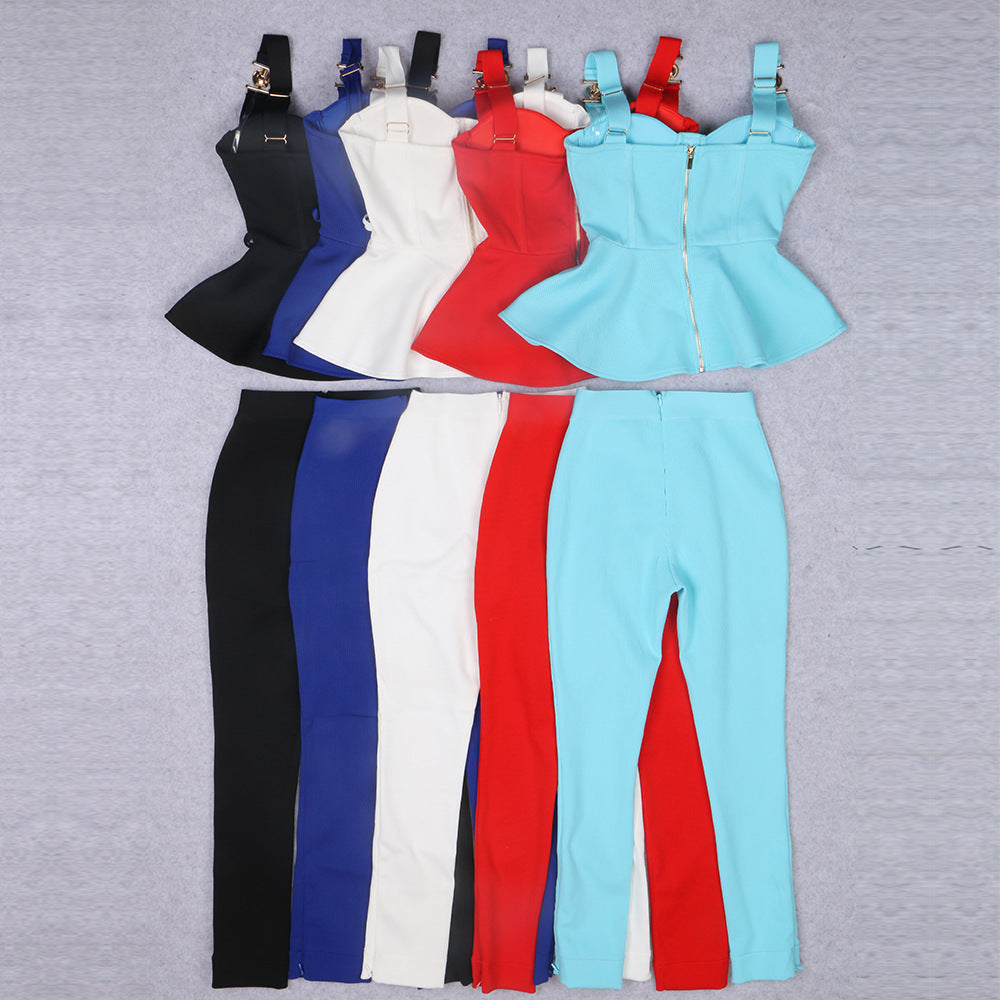 Traje de moda con top de camisola ceñido y escote bajo