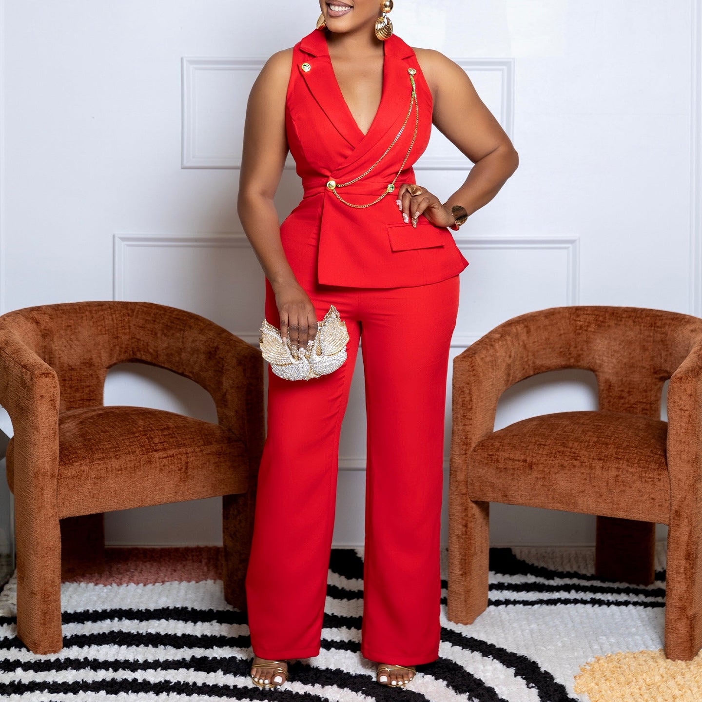 Elegante mono africano de pierna ancha decorado con cadena y cuello estilo traje.