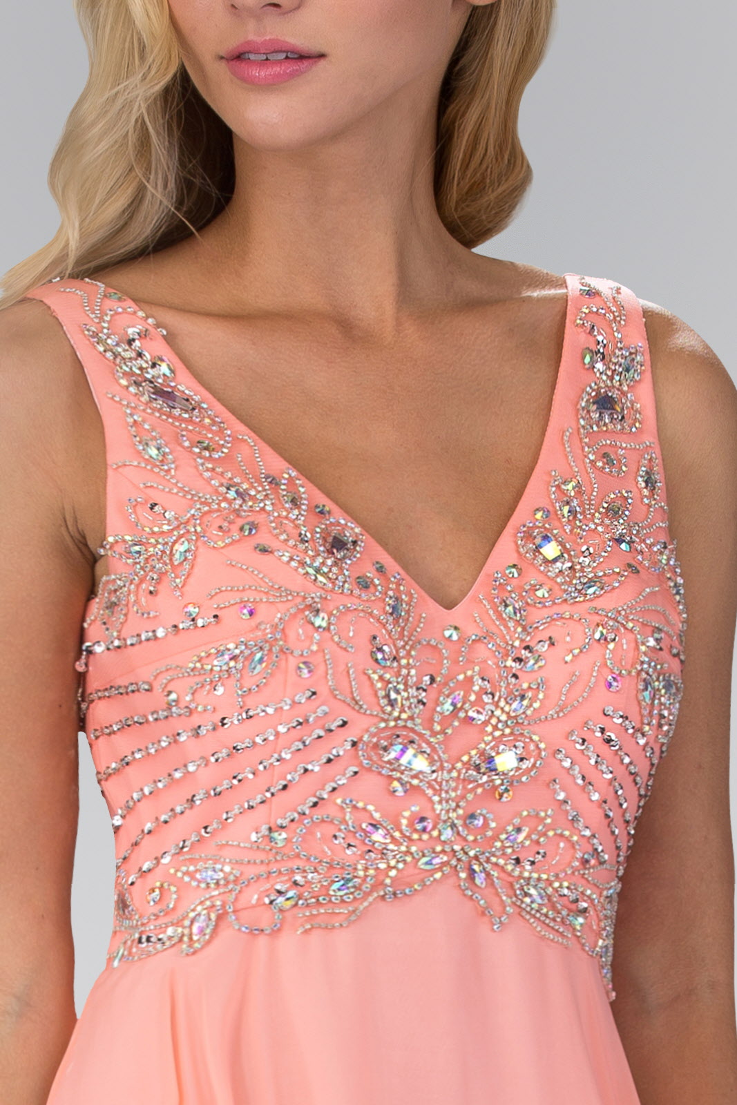 Vestido largo de gasa con escote en V y espalda en V, con corpiño de joya y lentejuelas 