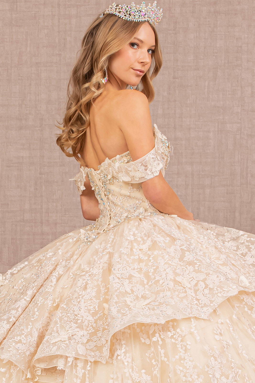 Vestido de quinceañera de malla con hombros descubiertos y apliques de mariposa en 3D 